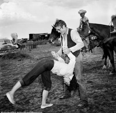 Elizabeth Taylor i James Dean na planie filmu "Olbrzym"