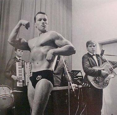 Arnold Schwarzenegger w wieku 16 lat podczas swojego pierwszego konkursu kulturystycznego
