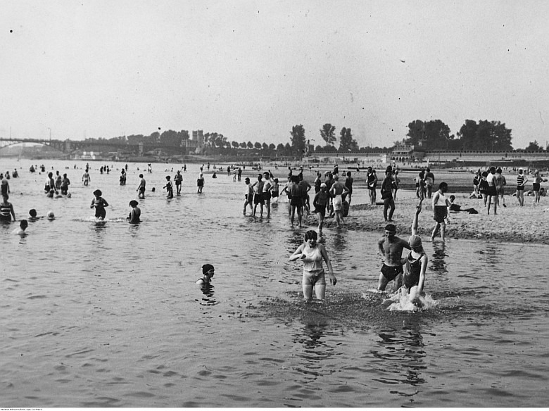 Plaża Braci Kozłowskich, W-wa, w tle widoczny most Poniatowskiego i plaża Poniatówka, 1928