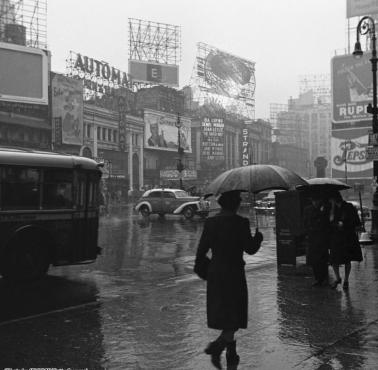 Nowojorski Times Square w połowie XX wieku.