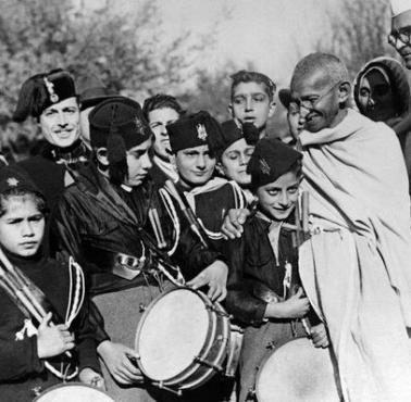 Mahatma Gandhi na spotkaniu z faszystowską młodzieżówką we Włoszech