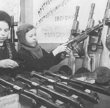 Dwie dziewczynki przygotowują broń w oblężonym Leningradzie.