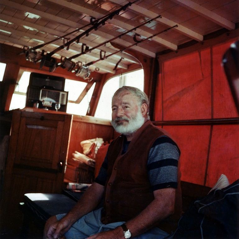 Ernest Hemingway na swoim jachcie