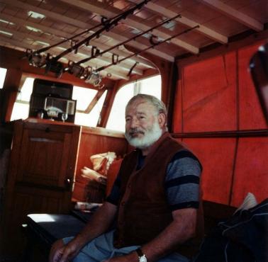 Ernest Hemingway na swoim jachcie