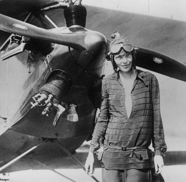 Amelia Mary Earhart - pierwsza kobieta, która w 1928 roku przeleciała nad Atlantykiem.