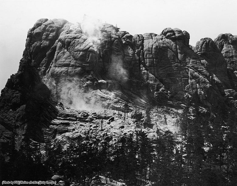 Góra Rushmore przed stworzeniem słynnych amerykańskich rzeźb prezydentów.
