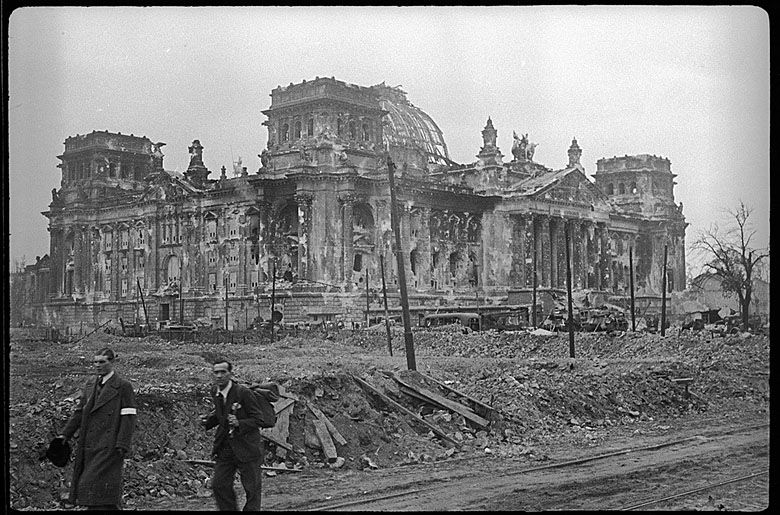 Zniszczony gmach parlamentu Rzeszy w Berlinie (Reichstag)