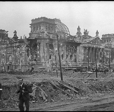 Zniszczony gmach parlamentu Rzeszy w Berlinie (Reichstag)