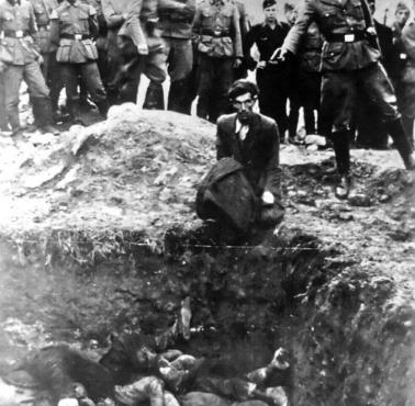 Niemiecki żołnierz z Einsatzgruppen D w trakcie mordowania Żydów w Winnicy na terenie okupowanej Ukrainy.
