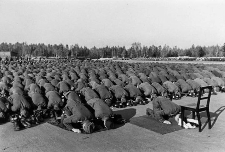 Bośniacki oddział Waffen-SS podczas modlitwy