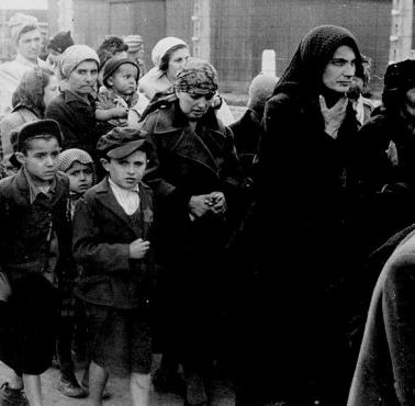 Żydzi prowadzeni do komory gazowej w niemieckim obozie zagłady Auschwitz-Birkenau na terenie okupowanej Polski.