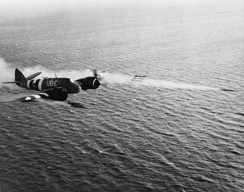 Bristol Beaufighter Mark X podczas odpalania rakiet (Morze Północne).