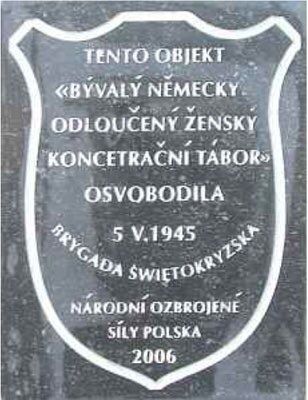 Czeska tablica upamiętniającą Brygadę Świętokrzyską NSZ, która wyzwoliła niemiecki obóz koncentracyjny dla kobiet w Holiszowie.