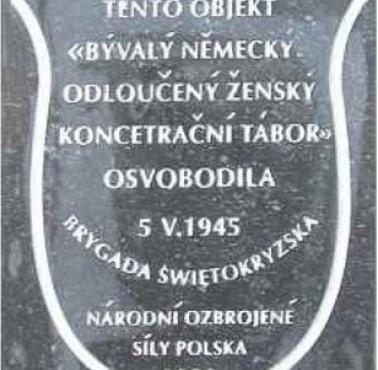 Czeska tablica upamiętniającą Brygadę Świętokrzyską NSZ, która wyzwoliła niemiecki obóz koncentracyjny dla kobiet w Holiszowie.