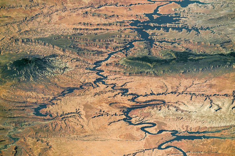 Powell (ang. Lake Powell) - sztuczny zbiornik wodny na rzece Kolorado, w USA (zdjęcie NASA, ISS).