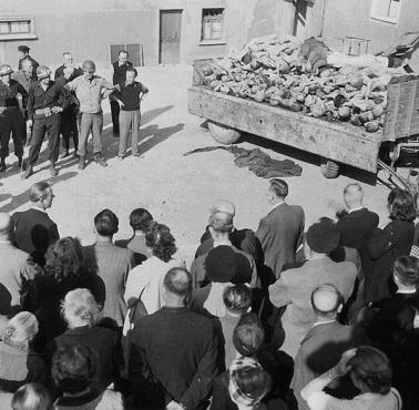 Amerykanie pokazują niemieckim cywilom ciała zamordowanych w obozie koncentracyjnym Buchenwald.