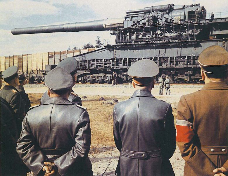 Adolf Hitler i Albert Speer oglądają armatę Ciężki Gustaw (Dora)
