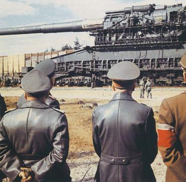 Adolf Hitler i Albert Speer oglądają armatę "Ciężki Gustaw" (Dora)