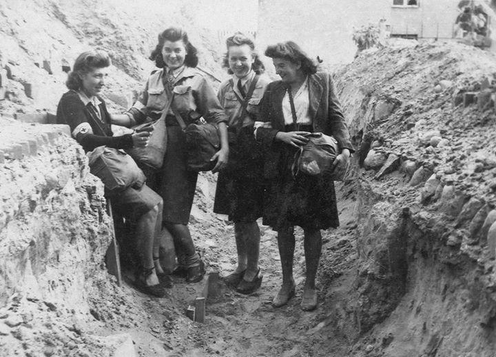 Dziewczyny z powstania m.in. sanitariuszka Żywiciela Irena Rozenfeld Majewska, porucznik AK