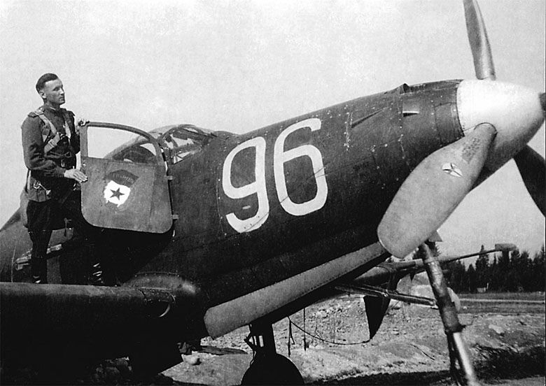 Rosyjski pilot stoi na skrzydle dostarczonego przez Amerykanów samolotu Bell P-39 Airacobra.