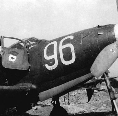 Rosyjski pilot stoi na skrzydle dostarczonego przez Amerykanów samolotu Bell P-39 Airacobra.