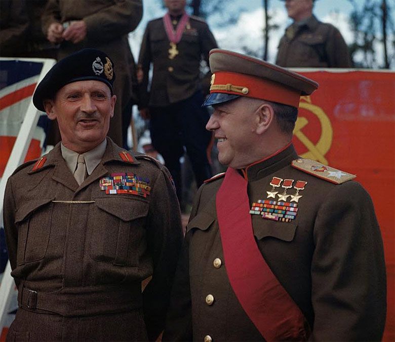 Brytyjski marszałek Bernard Montgomery i Gieorgij Żukow podczas spotkania w Berlinie.