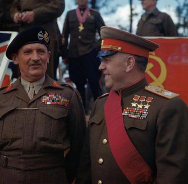 Brytyjski marszałek Bernard Montgomery i Gieorgij Żukow podczas spotkania w Berlinie.