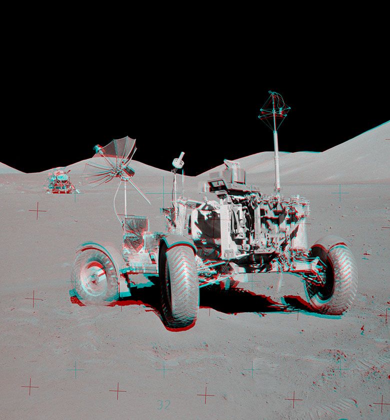 Lunar Roving Vehicle (LRV) – pojazd kołowy używany przez astronautów programu Apollo do przemieszczania się po Księżycu.