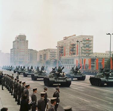 Wojskowa parada w alei Karola Marksa w Berlinie w 30-tą rocznicę powstanie Wschodnich Niemiec (NRD).