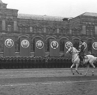 Marszałek Gieorgij Żukow na propagandowym zdjęciu podczas przyjmowania wielkiej Parady Zwycięstwa (Plac Czerwony).