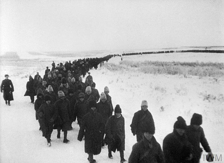 Rumuńscy żołnierze idą do sowieckiej niewoli w wyniku operacji Uran (Bitwa o Stalingrad).