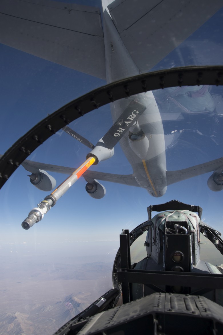 Samolot F-15D podczas tankowania z cysterny KC-135 Stratotanker (Boeing 367-80)