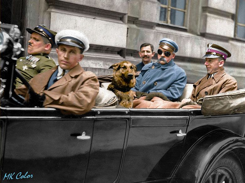 Marszałek Józef Piłsudski ze swoim psem Dorkiem lub Psem i ochroną