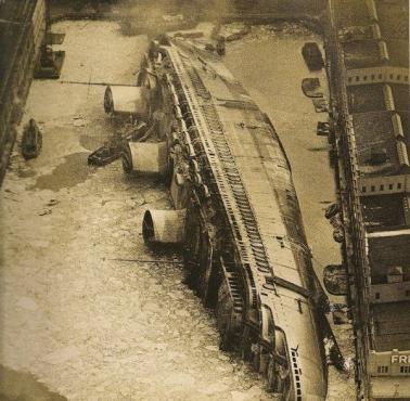 Francuski liniowiec Normandie po pożarze w nowojorskim doku