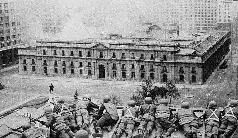 Armia robi porządek w kraju obalając agenta KGB - Allende.  Na zdjęciu atak na siedzibę prezydenta Palacio de La Moneda.