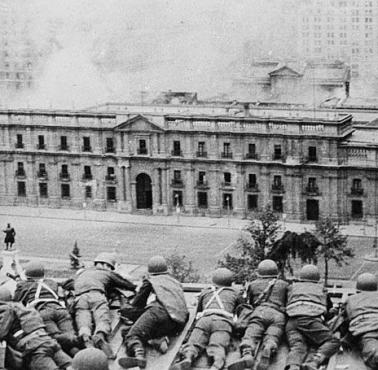 Armia robi porządek w kraju obalając agenta KGB - Allende.  Na zdjęciu atak na siedzibę prezydenta Palacio de La Moneda.
