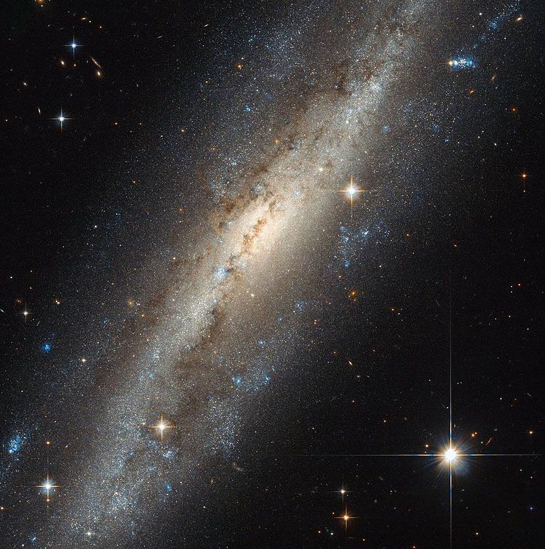 Zdjęcie z teleskopu Hubble'a na galaktykę spiralną NGC 7640,  znajdująca się w gwiazdozbiorze Andromedy.