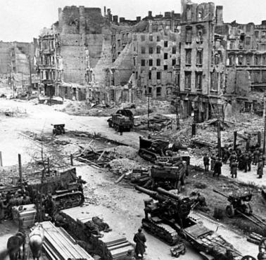 Jedna z ulic stolicy III Rzeszy podczas Operacji berlińskiej