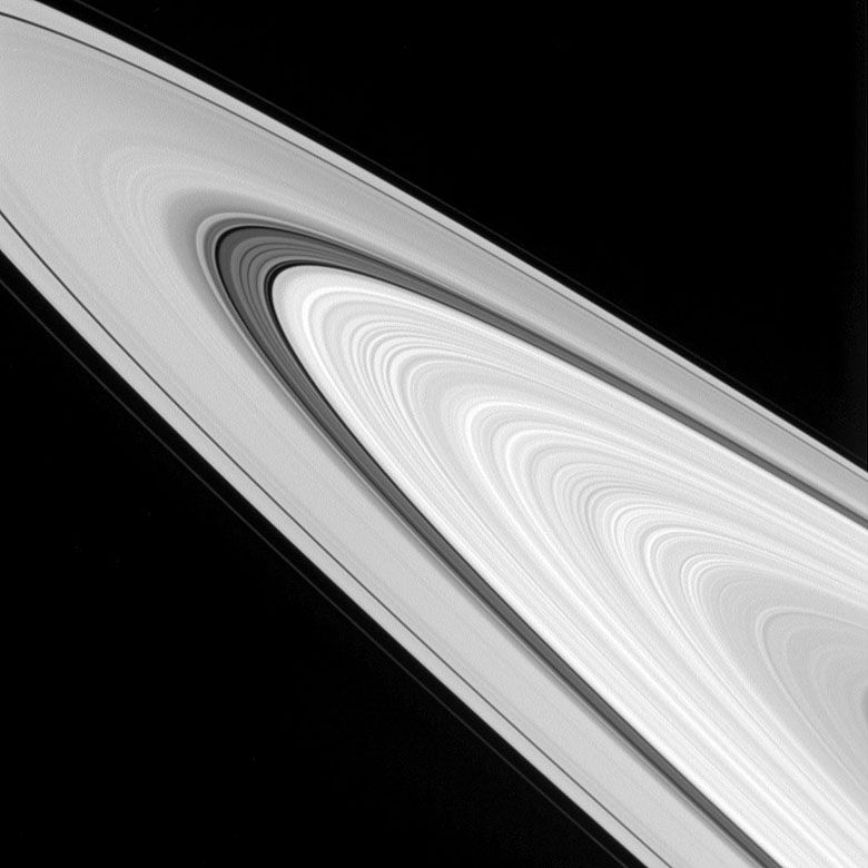 Zdjęcie pierścieni Saturna wykonane przez sondę Cassini-Huygens (NASA).