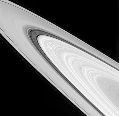 Zdjęcie pierścieni Saturna wykonane przez sondę Cassini-Huygens (NASA).