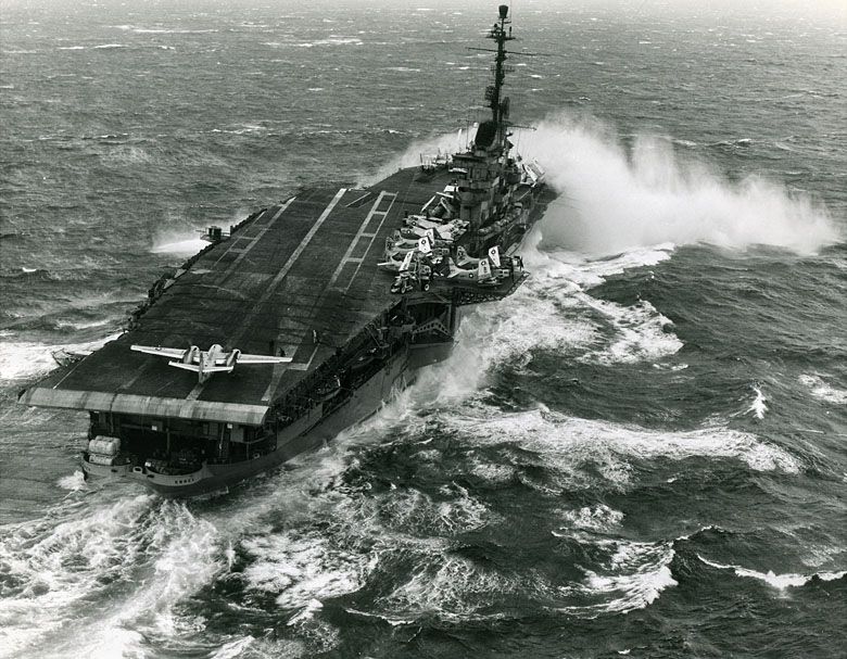 Samolot Grumman TF-1 Trader przygotowany do startu z pokładu USS Essex (CVA-9) (włoskie wybrzeże)