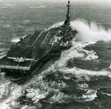 Samolot Grumman TF-1 Trader przygotowany do startu z pokładu USS Essex (CVA-9) (włoskie wybrzeże)