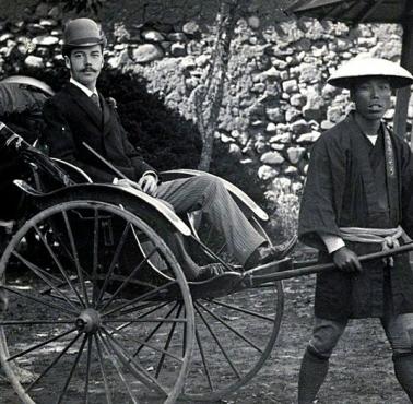 Carewicz Mikołaj (późniejszy car Mikołaj II) w trakcie podróży po Japonii (Nagasaki)