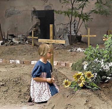 Powstanie Warszawskie 1944, dziewczynka żegna swojego brata powstańca.