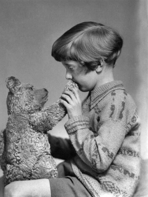 Christopher Robin i jego miś, para która zainspirowała Alana Alexandra Milne'a do napisania Kubusia Puchatka.