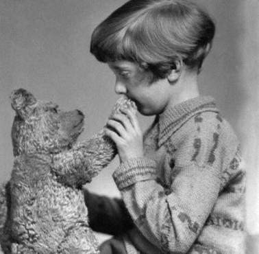 Christopher Robin i jego miś, para która zainspirowała Alana Alexandra Milne'a do napisania "Kubusia Puchatka".