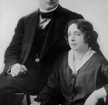 Harry Houdini z asystentką i żoną - Bess