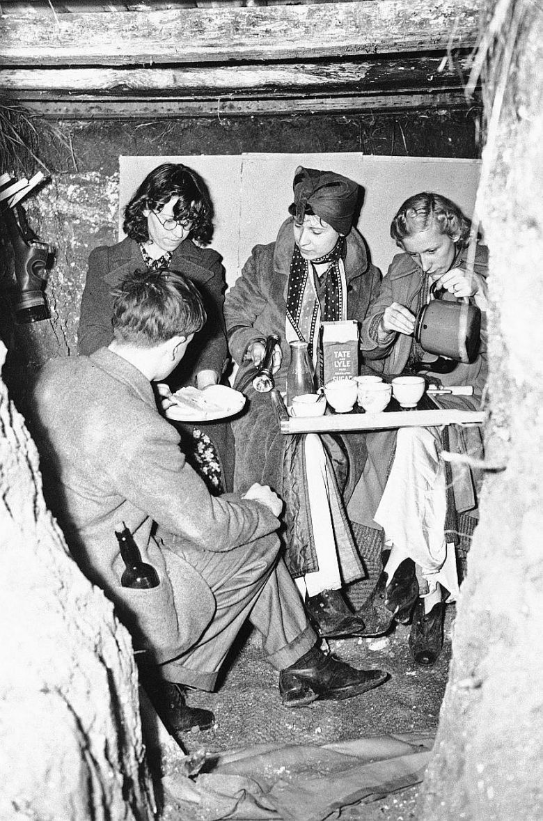 Londyńczycy przy śniadaniu w schronie przeciw bombowym