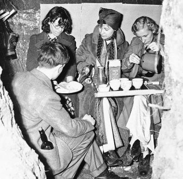 Londyńczycy przy śniadaniu w schronie przeciw bombowym