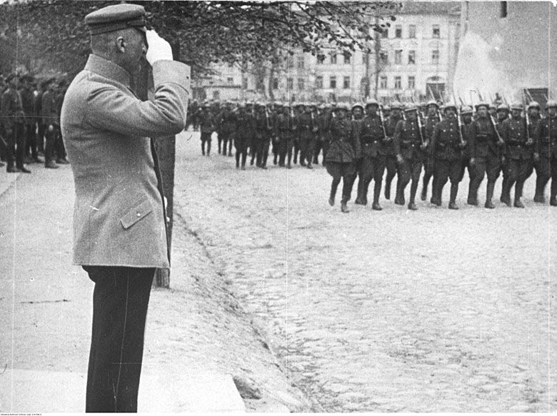 Marszałek Józef Piłsudski odbiera defiladę Wojska Polskiego w Wilnie.